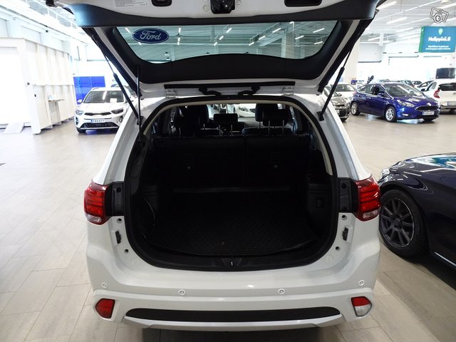 Mitsubishi Outlander PHEV 19