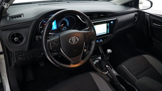 Toyota Auris 9