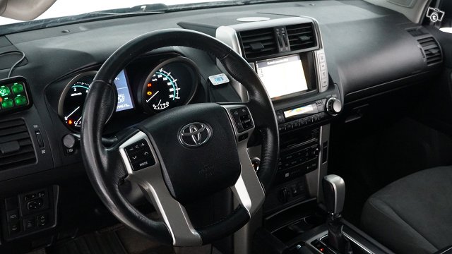 Toyota Land Cruiser 9