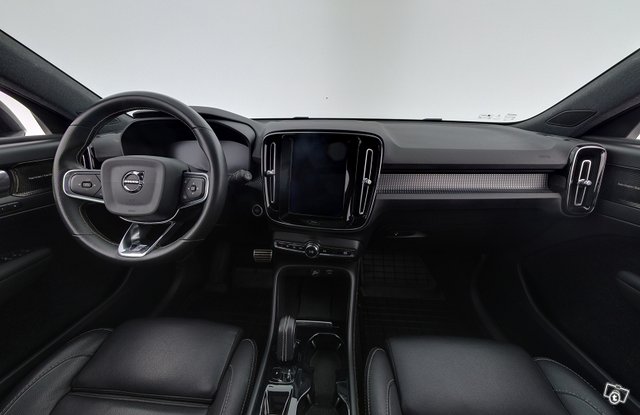 VOLVO XC40 11