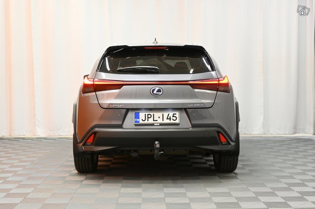 Lexus UX 6