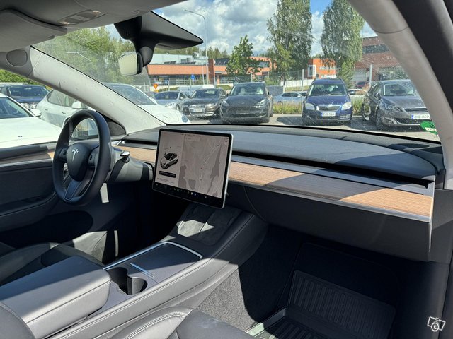 Tesla Model Y 8