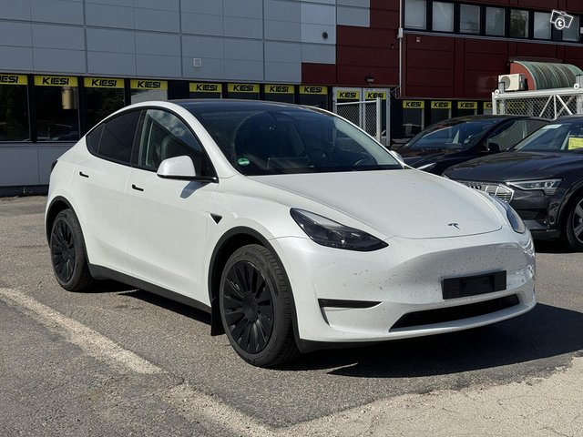 Tesla Model Y 13