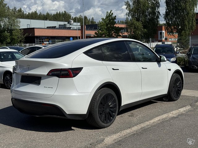 Tesla Model Y 15