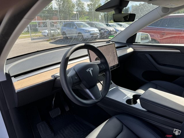 Tesla Model Y 21