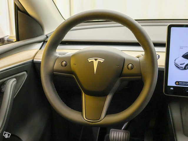 Tesla Model Y 4