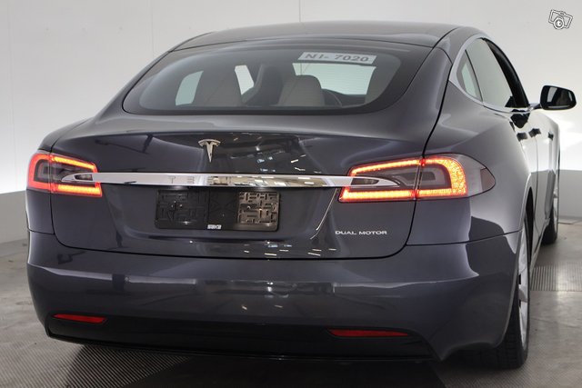 Tesla Model S 10