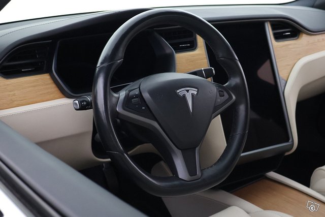 Tesla Model S 11