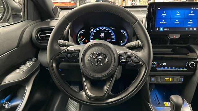 Toyota Yaris Cross 12