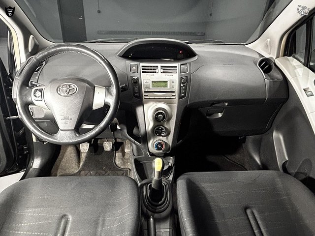 Toyota Yaris 21