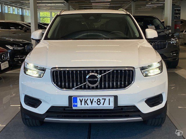 VOLVO XC40 8