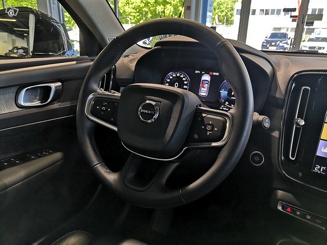 VOLVO XC40 25