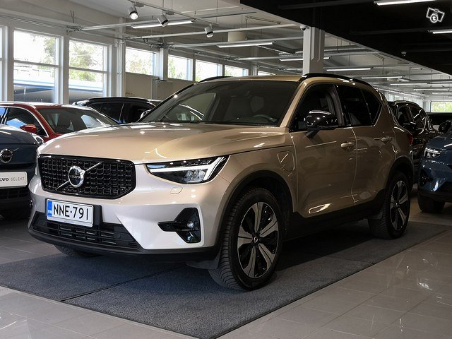 VOLVO XC40