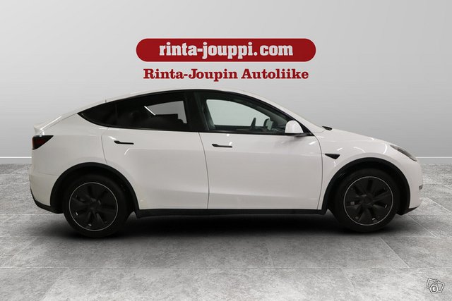 Tesla Model Y 4