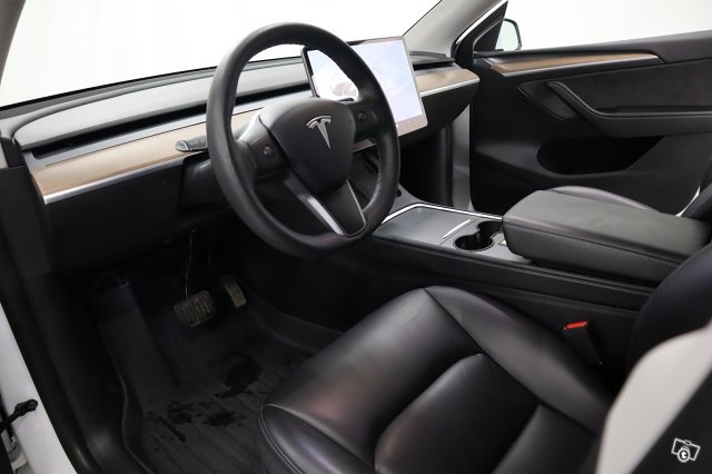 Tesla Model Y 11