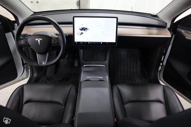 Tesla Model Y 12