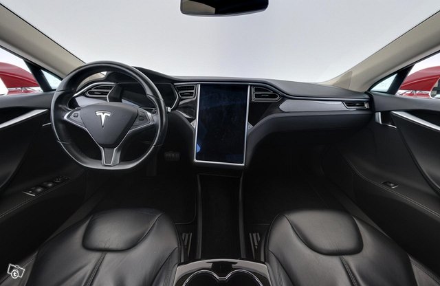 Tesla Model S 4