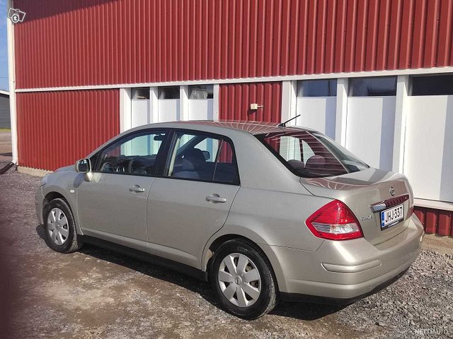 Nissan Tiida 4