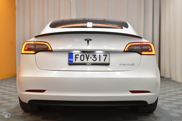 Tesla Model 3 6