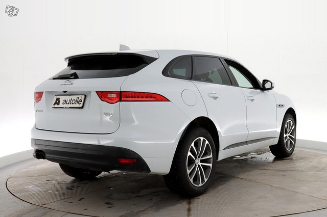 Jaguar F-Pace 13