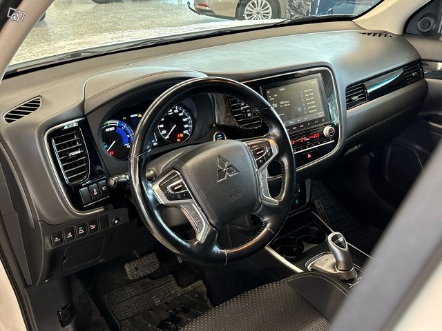 Mitsubishi Outlander PHEV 7