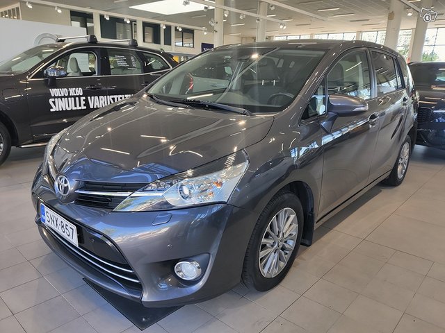 TOYOTA Verso