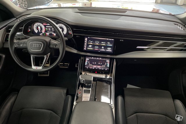 AUDI Q8 7