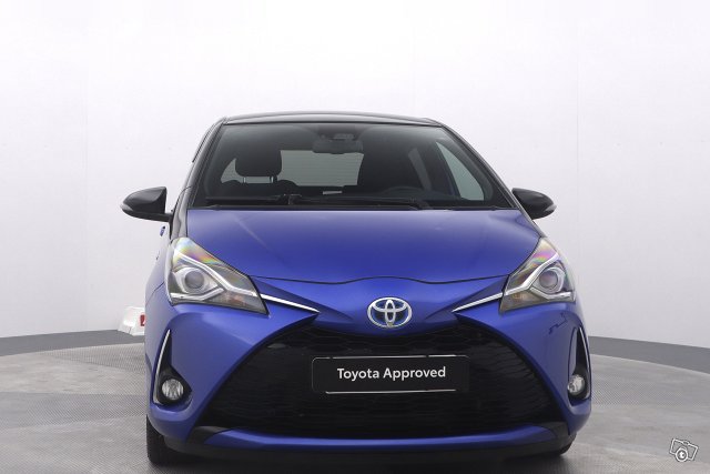 TOYOTA YARIS 8