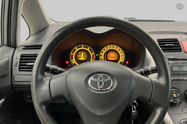 Toyota Auris 15