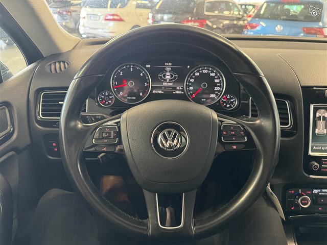 VOLKSWAGEN Touareg 16