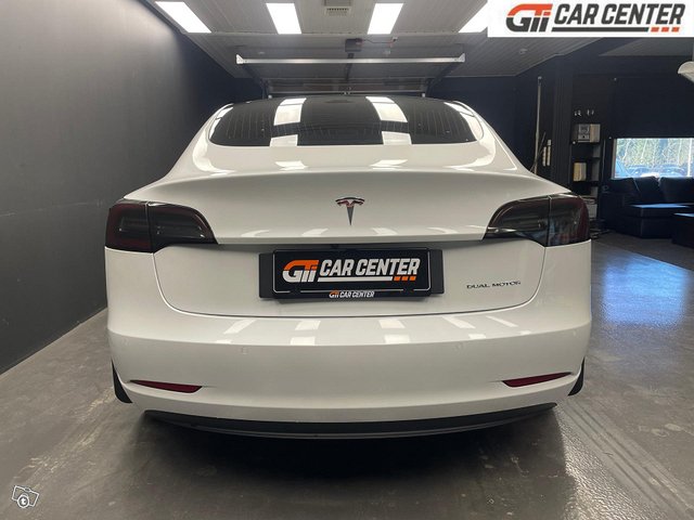 Tesla Model 3 8