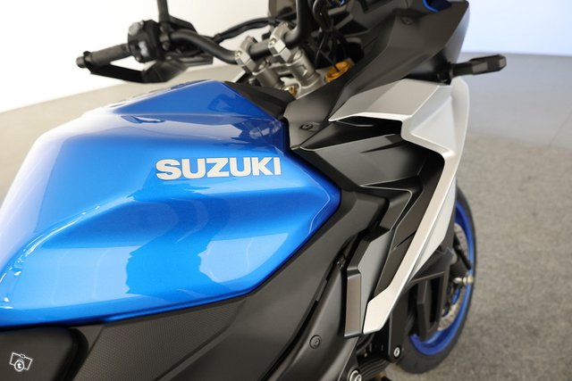 SUZUKI GSX-S 9