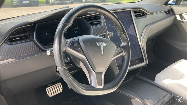 Tesla Model S 9