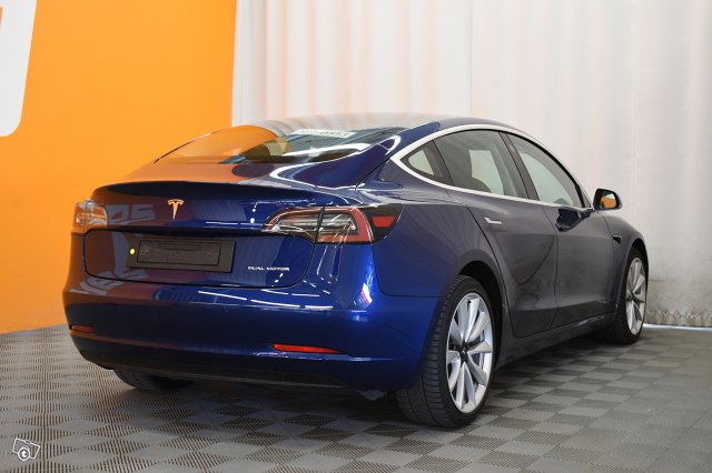 Tesla Model 3 8