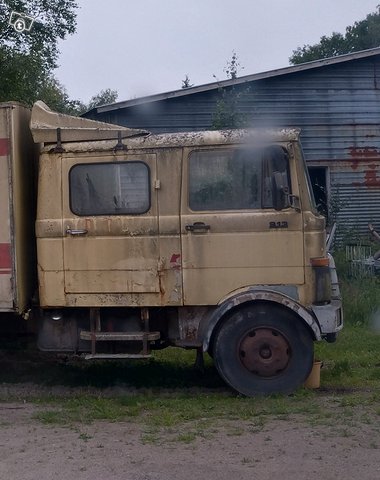 Mercedes-benz 913 jatko-ohjaamolla koppa-auto