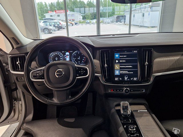 VOLVO V90 9