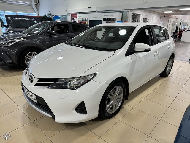 TOYOTA AURIS