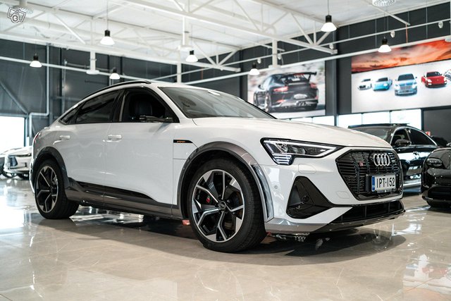 Audi E-tron 16