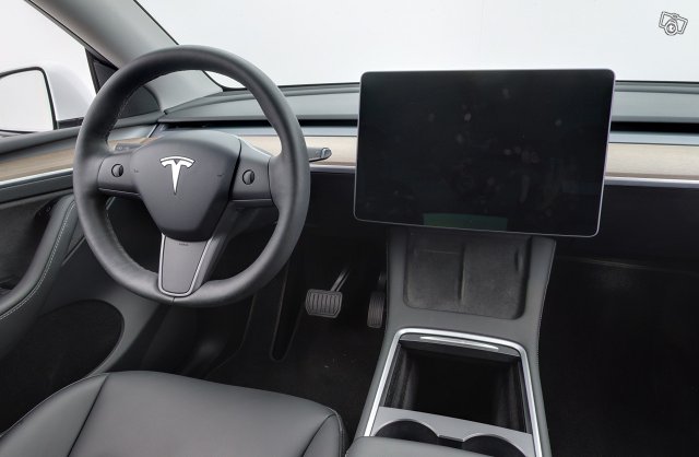 Tesla Model Y 11