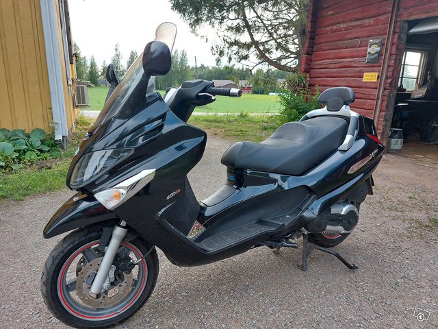 Piaggio Xevo 400 ie moottoripyöräskootteri, kuva 1