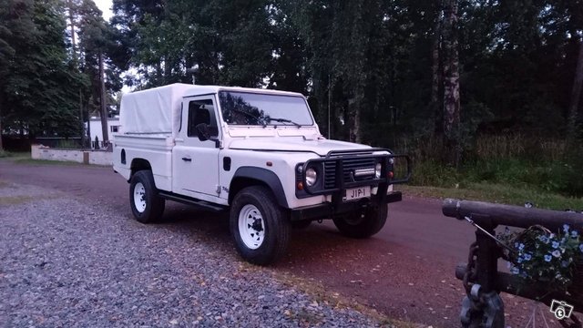 Land Rover Defender 2