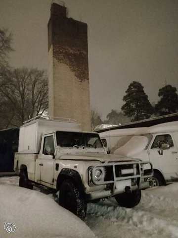 Land Rover Defender 10