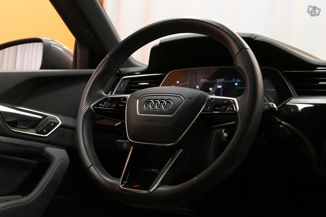 Audi E-tron 16