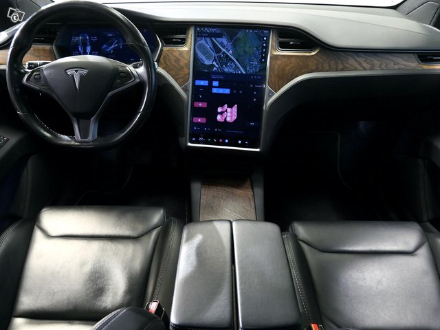 Tesla Model X 11