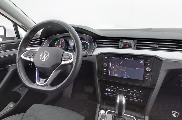 VOLKSWAGEN PASSAT 12