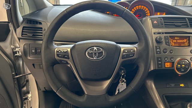 TOYOTA Verso 11