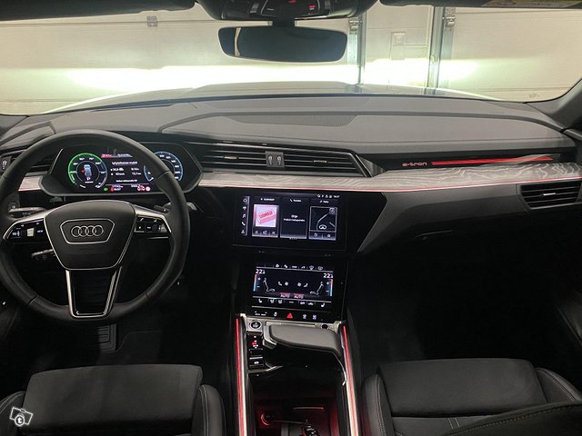 Audi Q8 E-tron 6