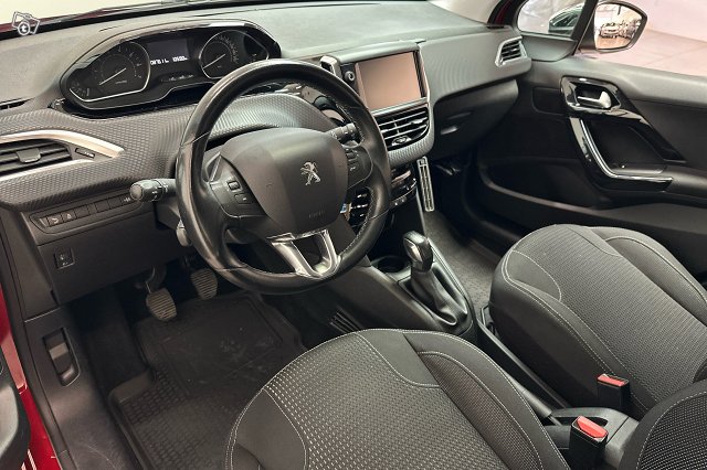 Peugeot 208 10