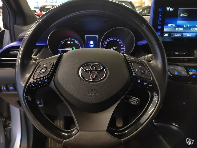 TOYOTA C-HR 11