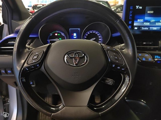 TOYOTA C-HR 12